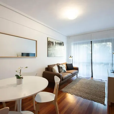 Agradable Con Parking En Gros Apartament *